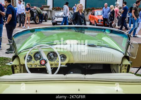 BADEN BADEN, ALLEMAGNE - JUILLET 2019: Intérieur en cuir blanc de beige KAISER DARRIN cabrio roadster 1954, réunion oldtimer à Kurpark. Banque D'Images