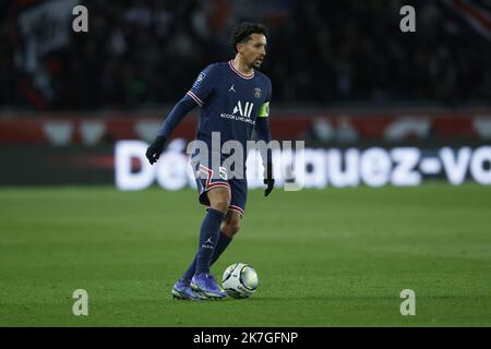 ©Sébastien Muylaert/MAXPPP - Paris 26/02/2022 Marquinhos de Paris Saint-Germain courez avec le ballon pendant la Ligue 1 Uber Eats match entre Paris Saint Germain et COMME Saint-Etienne au Parc des Princes à Paris, France. 27.02.2022d Banque D'Images