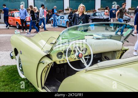 BADEN BADEN, ALLEMAGNE - JUILLET 2019: Intérieur en cuir blanc de beige KAISER DARRIN cabrio roadster 1954, réunion oldtimer à Kurpark. Banque D'Images