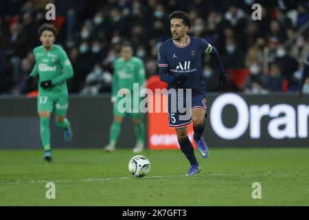 ©Sébastien Muylaert/MAXPPP - Paris 26/02/2022 Marquinhos de Paris Saint-Germain lutte pour le bal pendant la Ligue 1 Uber Eats match entre Paris Saint Germain et COMME Saint-Etienne au Parc des Princes à Paris, France. 27.02.2022d Banque D'Images