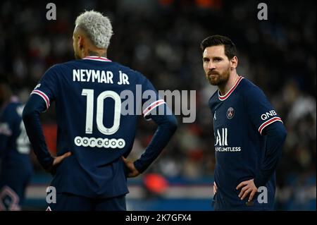 ©Julien Mattia / le Pictorium / MAXPPP - Paris 27/02/2022 Julien Mattia / le Pictorium - 27/02/2022 - France / Ile-de-France / Paris - Lionel Messi et Neymar Jr lors de la 26eme chemin de ligue 1 UberEats, entre le PSG et l'As Saint Etienne au Parc des Princes A Paris le 26 Fevrier 2022 / 27/02/2022 - France / Ile-de-France (région) / Paris - Lionel Messi et Neymar Jr pendant le 26th jour de la Ligue 1 UberEats, entre le PSG et comme Saint Etienne au Parc des Princes, à Paris sur 26 février 2022 Banque D'Images