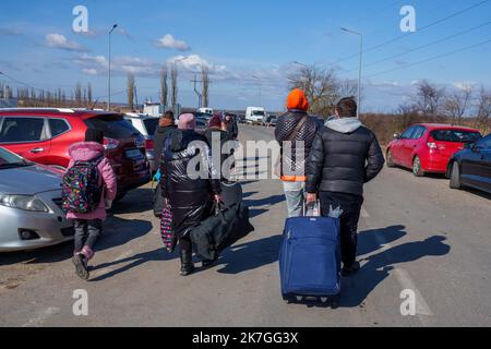 ©Gilles Bader / le Pictorium/MAXPPP - Palanca 27/02/2022 Gilles Bader / le Pictorium - 27/2/2022 - Moldavie / Palanca - flux de refuges ukrainens au poste frontal de Palanca en Moldavie suite au désencrement de l'offensive russe sur l'ukraine. / 27/2/2022 - Moldova / Palanca - flux incessant de réfugiés ukrainiens au poste frontalier de Palanca en Moldavie après le début de l'offensive russe contre l'Ukraine. Banque D'Images