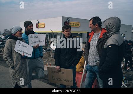 ©Nicolas Cleuet / le Pictorium / MAXPPP - Medyca 27/02/2022 Nicolas Cleuet / le Pictorium - 27/2/2022 - Pologne / Carpates / Medyca - Arrivee des refuges Ukrainiens a la frontiere polilanise, au poste de Medyca. Guerre en Ukraine, refuges à la frontiere Polonaise. / 27/2/2022 - Pologne / Carpates / Medyca - arrivée de réfugiés ukrainiens à la frontière polonaise, au poste de Medyca. Guerre en Ukraine, réfugiés à la frontière polonaise. Banque D'Images