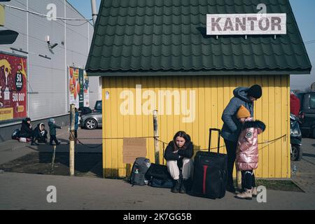 ©Nicolas Cleuet / le Pictorium / MAXPPP - Medyca 26/02/2022 Nicolas Cleuet / le Pictorium - 26/2/2022 - Pologne / Carpates / Medyca - Arrivee des refuges Ukrainiens a la frontiere polonaise, au poste de Medyca. Guerre en Ukraine, refuges à la frontiere Polonaise / 26/2/2022 - Pologne / Carpates / Medyca - arrivée de réfugiés ukrainiens à la frontière polonaise, au poste de Medyca. Guerre en Ukraine, réfugiés à la frontière polonaise Banque D'Images