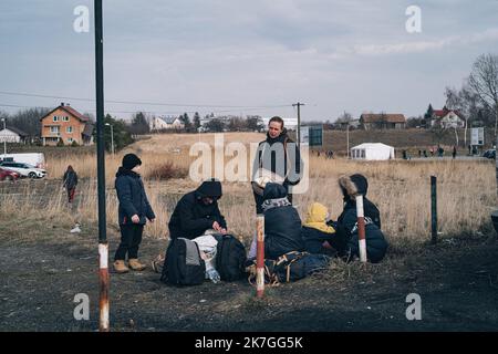 ©Nicolas Cleuet / le Pictorium / MAXPPP - Medyca 27/02/2022 Nicolas Cleuet / le Pictorium - 27/2/2022 - Pologne / Carpates / Medyca - Arrivee des refuges Ukrainiens a la frontiere polonaise, au poste de Medyca. Guerre en Ukraine, refuges à la frontiere Polonaise / 27/2/2022 - Pologne / Carpates / Medyca - arrivée de réfugiés ukrainiens à la frontière polonaise, au poste de Medyca. Guerre en Ukraine, réfugiés à la frontière polonaise Banque D'Images