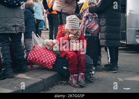 ©Nicolas Cleuet / le Pictorium / MAXPPP - Medyca 26/02/2022 Nicolas Cleuet / le Pictorium - 26/2/2022 - Pologne / Carpates / Medyca - Arrivee des refuges Ukrainiens a la frontiere polonaise, au poste de Medyca. Guerre en Ukraine, refuges à la frontiere Polonaise / 26/2/2022 - Pologne / Carpates / Medyca - arrivée de réfugiés ukrainiens à la frontière polonaise, au poste de Medyca. Guerre en Ukraine, réfugiés à la frontière polonaise Banque D'Images