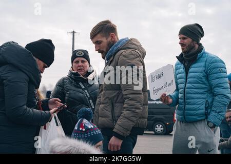 ©Nicolas Cleuet / le Pictorium / MAXPPP - Medyca 27/02/2022 Nicolas Cleuet / le Pictorium - 27/2/2022 - Pologne / Carpates / Medyca - Arrivee des refuges Ukrainiens a la frontiere polilanise, au poste de Medyca. Guerre en Ukraine, refuges à la frontiere Polonaise. / 27/2/2022 - Pologne / Carpates / Medyca - arrivée de réfugiés ukrainiens à la frontière polonaise, au poste de Medyca. Guerre en Ukraine, réfugiés à la frontière polonaise. Banque D'Images