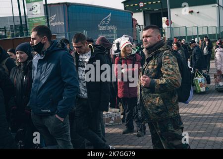 ©Nicolas Cleuet / le Pictorium / MAXPPP - Medyca 26/02/2022 Nicolas Cleuet / le Pictorium - 26/2/2022 - Pologne / Carpates / Medyca - A la frontiere polonaise, au poste de Medyca, des ukrainens vivant a l'etranger rentrant au, pour que vous cherez et vous. Guerre en Ukraine, refuges à la frontiere Polonaise. 26 02 2022 / 26/2/2022 - Pologne / Carpates / Medyca - a la frontière polonaise, au poste de Medyca, les Ukrainiens vivant à l'étranger retournent chez eux, pour venir chercher leurs familles et aller se battre pour les hommes. Guerre en Ukraine, réfugiés à la frontière polonaise. 26 0 Banque D'Images