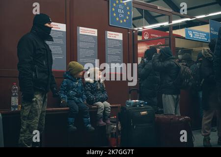 ©Nicolas Cleuet / le Pictorium / MAXPPP - Pzremysl 27/02/2022 Nicolas Cleuet / le Pictorium - 27/2/2022 - Pologne / Carpates / Pzremysl - Gare de Pzremysl a 10 km de la façade. Arrivée d'un train de Kiev qui aura mis deux jours pour se réjouir de la Bologne. Guerre en Ukraine, refuges à la frontiere Polonaise. / 27/2/2022 - Pologne / Carpates / Pzremysl - Gare de Pzremysl, à 10 km de la frontière. Arrivée d'un train de Kiev qui a pris deux jours pour atteindre la Pologne. Guerre en Ukraine, réfugiés à la frontière polonaise. Banque D'Images