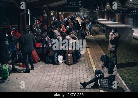 ©Nicolas Cleuet / le Pictorium / MAXPPP - Pzremysl 27/02/2022 Nicolas Cleuet / le Pictorium - 27/2/2022 - Pologne / Carpates / Pzremysl - Gare de Pzremysl a 10 km de la façade. Arrivée d'un train de Kiev qui aura mis deux jours pour se réjouir de la Bologne. Guerre en Ukraine, refuges à la frontiere Polonaise. / 27/2/2022 - Pologne / Carpates / Pzremysl - Gare de Pzremysl, à 10 km de la frontière. Arrivée d'un train de Kiev qui a pris deux jours pour atteindre la Pologne. Guerre en Ukraine, réfugiés à la frontière polonaise. Banque D'Images