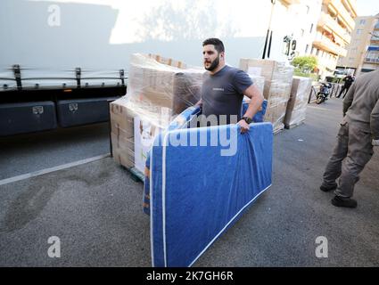 ©PHOTOPQR/NICE MATIN/Dylan Meiffret ; Saint Laurent du Var ; 01/03/2022 ; SAINT LAURENT DU VAR, le 01/03/2022, des dons de laurentins en denrées alimentaires, vêtements et autres produits essentiels, partiront en Ukraine par la route ce soir. papir Christophe CIRONE - France, Saint Laurent du Var solidarité pour l'Ukraine Banque D'Images