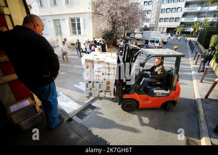 ©PHOTOPQR/NICE MATIN/Dylan Meiffret ; Saint Laurent du Var ; 01/03/2022 ; SAINT LAURENT DU VAR, le 01/03/2022, des dons de laurentins en denrées alimentaires, vêtements et autres produits essentiels, partiront en Ukraine par la route ce soir. papir Christophe CIRONE - France, Saint Laurent du Var solidarité pour l'Ukraine Banque D'Images