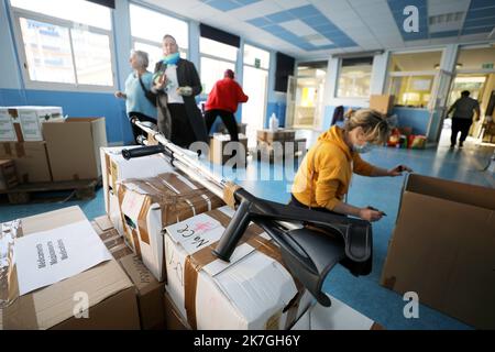 ©PHOTOPQR/NICE MATIN/Dylan Meiffret ; Saint Laurent du Var ; 01/03/2022 ; SAINT LAURENT DU VAR, le 01/03/2022, des dons de laurentins en denrées alimentaires, vêtements et autres produits essentiels, partiront en Ukraine par la route ce soir. papir Christophe CIRONE - France, Saint Laurent du Var solidarité pour l'Ukraine Banque D'Images