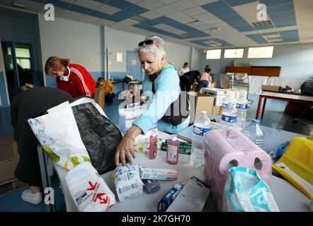 ©PHOTOPQR/NICE MATIN/Dylan Meiffret ; Saint Laurent du Var ; 01/03/2022 ; SAINT LAURENT DU VAR, le 01/03/2022, des dons de laurentins en denrées alimentaires, vêtements et autres produits essentiels, partiront en Ukraine par la route ce soir. papir Christophe CIRONE - France, Saint Laurent du Var solidarité pour l'Ukraine Banque D'Images