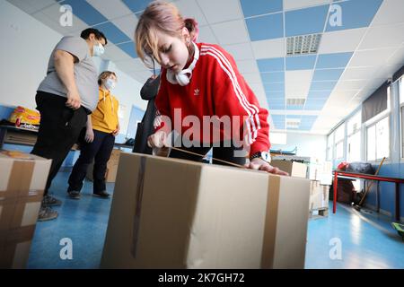 ©PHOTOPQR/NICE MATIN/Dylan Meiffret ; Saint Laurent du Var ; 01/03/2022 ; SAINT LAURENT DU VAR, le 01/03/2022, des dons de laurentins en denrées alimentaires, vêtements et autres produits essentiels, partiront en Ukraine par la route ce soir. papir Christophe CIRONE - France, Saint Laurent du Var solidarité pour l'Ukraine Banque D'Images