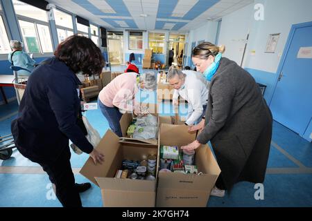 ©PHOTOPQR/NICE MATIN/Dylan Meiffret ; Saint Laurent du Var ; 01/03/2022 ; SAINT LAURENT DU VAR, le 01/03/2022, des dons de laurentins en denrées alimentaires, vêtements et autres produits essentiels, partiront en Ukraine par la route ce soir. papir Christophe CIRONE - France, Saint Laurent du Var solidarité pour l'Ukraine Banque D'Images