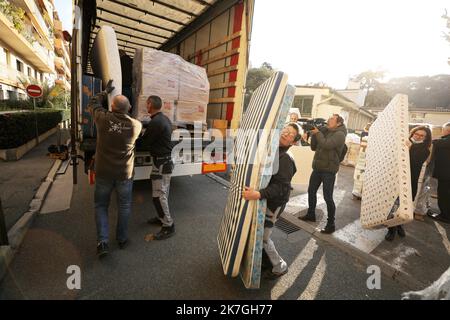 ©PHOTOPQR/NICE MATIN/Dylan Meiffret ; Saint Laurent du Var ; 01/03/2022 ; SAINT LAURENT DU VAR, le 01/03/2022, des dons de laurentins en denrées alimentaires, vêtements et autres produits essentiels, partiront en Ukraine par la route ce soir. papir Christophe CIRONE - France, Saint Laurent du Var solidarité pour l'Ukraine Banque D'Images