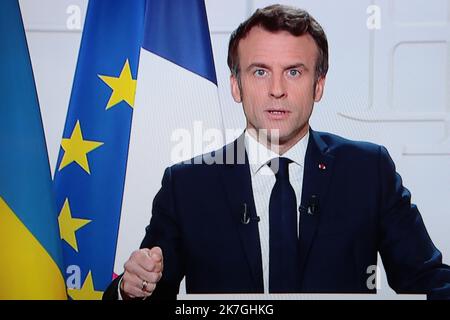 ©Pierre Teyssot/MAXPPP ; Emmanuel Macron - discours du Président français - la guerre en Ukraine à Paris, France sur 2 mars 2022. Un écran de télévision montrant le discours du président français Emmanuel Macron sur la guerre russe contre l'Ukraine. La France devra également élire un nouveau président au printemps 2022. Le président français Emmanuel Macron. Â© Pierre Teyssot / Maxppp Banque D'Images