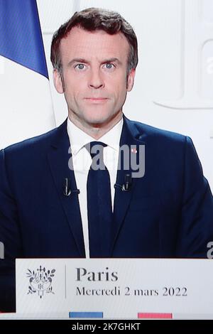 ©Pierre Teyssot/MAXPPP ; Emmanuel Macron - discours du Président français - la guerre en Ukraine à Paris, France sur 2 mars 2022. Un écran de télévision montrant le discours du président français Emmanuel Macron sur la guerre russe contre l'Ukraine et les conséquences économiques. La France devra également élire un nouveau président au printemps 2022. Le président français Emmanuel Macron. Â© Pierre Teyssot / Maxppp Banque D'Images