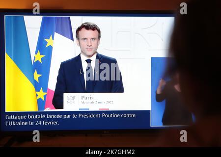 ©Pierre Teyssot/MAXPPP ; Emmanuel Macron - discours du Président français - la guerre en Ukraine à Paris, France sur 2 mars 2022. Un écran de télévision montrant le discours du président français Emmanuel Macron sur la guerre russe contre l'Ukraine. La France devra également élire un nouveau président au printemps 2022. Le président français Emmanuel Macron. Â© Pierre Teyssot / Maxppp Banque D'Images