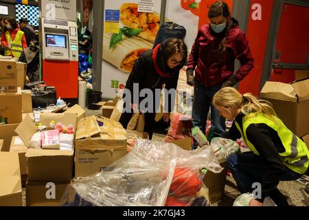 ©PHOTOPQR/L'EST REPUBLICAIN/MICHAEL DESPREZ ; VARSOVIE ; 03/03/2022 ; UKRAINE - UKRAINIEN - UKRAINIENNE - REFUGIE - REFUGES - GUERRE - RESSORTISSANTS UKRAINIENS VARSOVIE 03-03-2022. Un camp de réfugiés s'est organisé à la gare routière ouest Dworzec Autobusowy Warszawa Zachodnia. Photo Michaël Desprez - Camp de réfugiés à la gare routière de Varsovie Banque D'Images