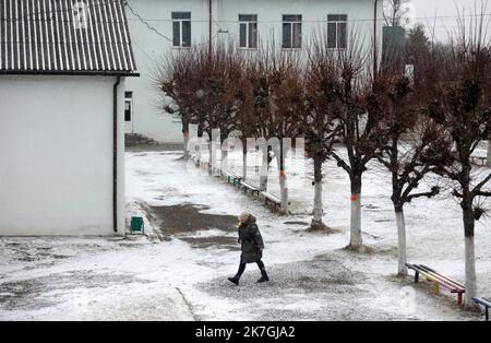 ©PHOTOPQR/l'ALSACE/Darek SZUSTER ; ; 05/03/2022 ; le centre d'accueil situé à l'école de Khyrov après deux jours d'accalmie reçoit à un nouvel afflue de réfugiés. KHYRIV LE 5 FEVRIER 2022. KHYRIV 05/03/2022; le centre d'accueil situé à l'école Khyriv après deux jours de calme reçoit une nouvelle vague de réfugiés. Banque D'Images