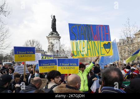 ©Sébastien Muylaert/MAXPPP - Paris 05/03/2022 des manifestants prennent part à une manifestation contre l'invasion militaire de l'Ukraine par la Russie sur la place de la République à Paris. Partout dans le monde, des gens organisent des vigiles et des manifestations pour la paix en Ukraine et contre les troupes russes qui envahissent le pays. Les troupes russes sont entrées en Ukraine le 24 février, ce qui a incité le président du pays à déclarer la loi martiale et déclenché une série de sanctions économiques sévères imposées par les pays occidentaux à la Russie. Paris, 05.03.2022 Banque D'Images