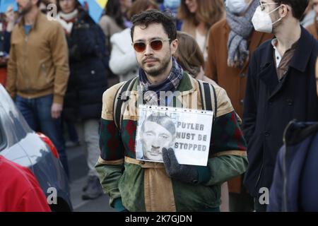 ©Sébastien Muylaert/MAXPPP - Paris 05/03/2022 des manifestants prennent part à une manifestation contre l'invasion militaire de l'Ukraine par la Russie sur la place de la République à Paris. Partout dans le monde, des gens organisent des vigiles et des manifestations pour la paix en Ukraine et contre les troupes russes qui envahissent le pays. Les troupes russes sont entrées en Ukraine le 24 février, ce qui a incité le président du pays à déclarer la loi martiale et déclenché une série de sanctions économiques sévères imposées par les pays occidentaux à la Russie. Paris, 05.03.2022 Banque D'Images