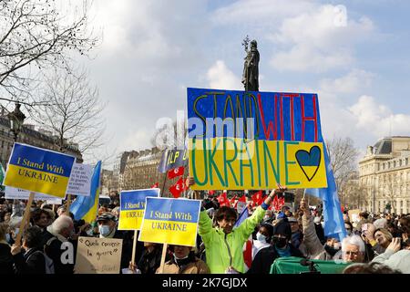 ©Sébastien Muylaert/MAXPPP - Paris 05/03/2022 des manifestants prennent part à une manifestation contre l'invasion militaire de l'Ukraine par la Russie sur la place de la République à Paris. Partout dans le monde, des gens organisent des vigiles et des manifestations pour la paix en Ukraine et contre les troupes russes qui envahissent le pays. Les troupes russes sont entrées en Ukraine le 24 février, ce qui a incité le président du pays à déclarer la loi martiale et déclenché une série de sanctions économiques sévères imposées par les pays occidentaux à la Russie. Paris, 05.03.2022 Banque D'Images