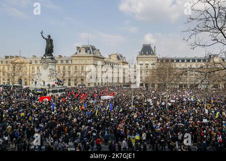 ©Sébastien Muylaert/MAXPPP - Paris 05/03/2022 des manifestants prennent part à une manifestation contre l'invasion militaire de l'Ukraine par la Russie sur la place de la République à Paris. Partout dans le monde, des gens organisent des vigiles et des manifestations pour la paix en Ukraine et contre les troupes russes qui envahissent le pays. Les troupes russes sont entrées en Ukraine le 24 février, ce qui a incité le président du pays à déclarer la loi martiale et déclenché une série de sanctions économiques sévères imposées par les pays occidentaux à la Russie. Paris, 05.03.2022 Banque D'Images