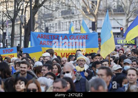 ©Sébastien Muylaert/MAXPPP - Paris 05/03/2022 des manifestants prennent part à une manifestation contre l'invasion militaire de l'Ukraine par la Russie sur la place de la République à Paris. Partout dans le monde, des gens organisent des vigiles et des manifestations pour la paix en Ukraine et contre les troupes russes qui envahissent le pays. Les troupes russes sont entrées en Ukraine le 24 février, ce qui a incité le président du pays à déclarer la loi martiale et déclenché une série de sanctions économiques sévères imposées par les pays occidentaux à la Russie. Paris, 05.03.2022 Banque D'Images