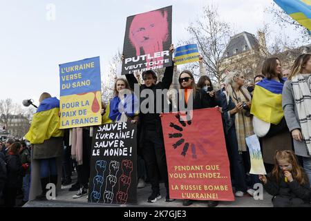 ©Sébastien Muylaert/MAXPPP - Paris 05/03/2022 des manifestants prennent part à une manifestation contre l'invasion militaire de l'Ukraine par la Russie sur la place de la République à Paris. Partout dans le monde, des gens organisent des vigiles et des manifestations pour la paix en Ukraine et contre les troupes russes qui envahissent le pays. Les troupes russes sont entrées en Ukraine le 24 février, ce qui a incité le président du pays à déclarer la loi martiale et déclenché une série de sanctions économiques sévères imposées par les pays occidentaux à la Russie. Paris, 05.03.2022 Banque D'Images