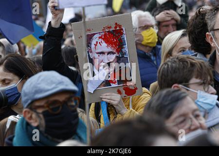 ©Sébastien Muylaert/MAXPPP - Paris 05/03/2022 des manifestants prennent part à une manifestation contre l'invasion militaire de l'Ukraine par la Russie sur la place de la République à Paris. Partout dans le monde, des gens organisent des vigiles et des manifestations pour la paix en Ukraine et contre les troupes russes qui envahissent le pays. Les troupes russes sont entrées en Ukraine le 24 février, ce qui a incité le président du pays à déclarer la loi martiale et déclenché une série de sanctions économiques sévères imposées par les pays occidentaux à la Russie. Paris, 05.03.2022 Banque D'Images