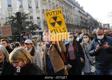 ©/MAXPPP - Paris 05/03/2022 des manifestants protestent contre l'invasion militaire de l'Ukraine par la Russie sur la place de la République à Paris. Partout dans le monde, des gens organisent des vigiles et des manifestations pour la paix en Ukraine et contre les troupes russes qui envahissent le pays. Les troupes russes sont entrées en Ukraine le 24 février, ce qui a incité le président du pays à déclarer la loi martiale et déclenché une série de sanctions économiques sévères imposées par les pays occidentaux à la Russie. Paris, 05.03.2022 Banque D'Images