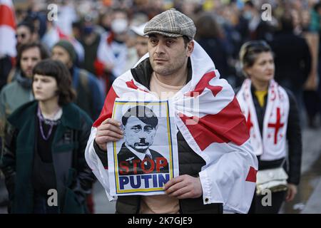 ©Sébastien Muylaert/MAXPPP - Paris 05/03/2022 des manifestants prennent part à une manifestation contre l'invasion militaire de l'Ukraine par la Russie sur la place de la République à Paris. Partout dans le monde, des gens organisent des vigiles et des manifestations pour la paix en Ukraine et contre les troupes russes qui envahissent le pays. Les troupes russes sont entrées en Ukraine le 24 février, ce qui a incité le président du pays à déclarer la loi martiale et déclenché une série de sanctions économiques sévères imposées par les pays occidentaux à la Russie. Paris, 05.03.2022 Banque D'Images