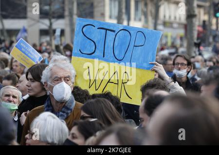 ©Sébastien Muylaert/MAXPPP - Paris 05/03/2022 des manifestants prennent part à une manifestation contre l'invasion militaire de l'Ukraine par la Russie sur la place de la République à Paris. Partout dans le monde, des gens organisent des vigiles et des manifestations pour la paix en Ukraine et contre les troupes russes qui envahissent le pays. Les troupes russes sont entrées en Ukraine le 24 février, ce qui a incité le président du pays à déclarer la loi martiale et déclenché une série de sanctions économiques sévères imposées par les pays occidentaux à la Russie. Paris, 05.03.2022 Banque D'Images