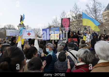 ©Sébastien Muylaert/MAXPPP - Paris 05/03/2022 des manifestants prennent part à une manifestation contre l'invasion militaire de l'Ukraine par la Russie sur la place de la République à Paris. Partout dans le monde, des gens organisent des vigiles et des manifestations pour la paix en Ukraine et contre les troupes russes qui envahissent le pays. Les troupes russes sont entrées en Ukraine le 24 février, ce qui a incité le président du pays à déclarer la loi martiale et déclenché une série de sanctions économiques sévères imposées par les pays occidentaux à la Russie. Paris, 05.03.2022 Banque D'Images