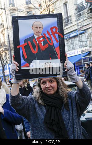 ©/MAXPPP - Paris 05/03/2022 des manifestants protestent contre l'invasion militaire de l'Ukraine par la Russie sur la place de la République à Paris. Partout dans le monde, des gens organisent des vigiles et des manifestations pour la paix en Ukraine et contre les troupes russes qui envahissent le pays. Les troupes russes sont entrées en Ukraine le 24 février, ce qui a incité le président du pays à déclarer la loi martiale et déclenché une série de sanctions économiques sévères imposées par les pays occidentaux à la Russie. Paris, 05.03.2022 Banque D'Images