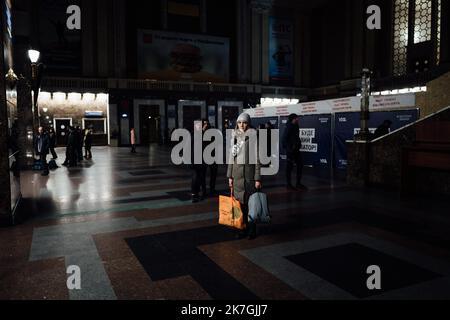 ©Adrien Vautier / le Pictorium/MAXPPP - Kiev 27/02/2022 Adrien Vautier / le Pictorium - 27/2/2022 - Ukraine / Kiev - le dimanche 27 fevrier dans la gare de Kiev. / 27/2/2022 - Ukraine / Kiev - Dimanche, 27 février à la gare de Kiev. Banque D'Images