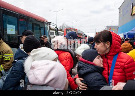 ©Simon Becker / le Pictorium/MAXPPP - Korczowa 06/03/2022 Simon Becker / le Pictorium - 6/3/2022 - Pologne / Jaroslaw / Korczowa - des familles sont remunies au centre commercial Korczowa Dolina, qui sert de point d'accueil massif les personnes fuyant la guerre en Ukraine. / 6/3/2022 - Pologne / Jaroslaw / Korczowa - les familles sont réunies au Korczowa Dolina Mall qui sert de point d'accueil massif pour les personnes fuyant la guerre en Ukraine. Banque D'Images