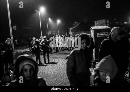 ©Michael Bunel / le Pictorium / MAXPPP - Medyka 04/03/2022 Michael Bunel / le Pictorium - 4/3/2022 - Pologne / Medyka - au poste frontal de Medyka, Des personnes sont en charge et transports en bus jusqu'à un Przemysl ou un centre d'accueil temporaire un ete ouvert pour récupérer les refuges qui afflux depuis le début de l'invasion de l'Ukraine par la Russie. Séson l'ONU, depuis le debut the debut the invasion de l'Ukraine par l'armee russe, premes d'un million de personnes auraient fuit le payes. 4 mars 2022. Przemysl, Bologne. / 4/3/2022 - Pologne / Medyka - au poste frontière de Medyka, Banque D'Images