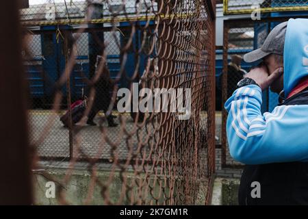 ©Jan Schmidt-Whitley/le Pictorium/MAXPPP - Przemysl 05/03/2022 Jan Schmidt-Whitley/le Pictorium - 5/3/2022 - Pologne / Przemysl / Przemysl - Vladislav (23 ans) assister avec impatience sa femme Marina (24 ans) et sa fille Alissa (2ans) n'est pas originaire de 6 km. Elles sont à la fin du train. Lors de l'utilisation de 2 millions de refuges ukrainens sera attestée par un bientot, les refuges continuent d'arriver depuis l'Ukraine a bord de trains. La gare de Przemysl est un des principes point d'entrée. Nombreux sont les Ukrainiens a attend leurs proches. Moins Banque D'Images