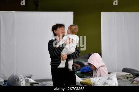 ©PHOTOPQR/OUEST FRANCE/Stéphane Geufroi ; Rzeszów ; 08/03/2022 ; des refugiés ukrainens sont pris en charge dans un ancien centre commercial mis en place par le docteur Mazur qui devait le transformateur en centre de recherche génétique. - Rzeszow, Pologne, mars 8th 2022. Réfugiés ukrainiens dans un ancien centre commercial Banque D'Images