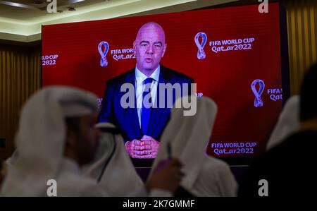 Doha, Qatar. 17th octobre 2022. Le président de la FIFA, Gianni Infantino, parle dans un message vidéo lors de la conférence de presse d'un mois qui se tiendra à la coupe du monde de la FIFA, Qatar 2022, à Doha, capitale du Qatar, le 17 octobre 2022. Credit: Nikku/Xinhua/Alay Live News Banque D'Images