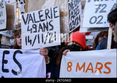 ©Julien Mattia / le Pictorium/MAXPPP - Paris 08/03/2022 Julien Mattia / le Pictorium - 8/3/2022 - France / Ile-de-France / Paris - manifestation dans Paris contre les violences sur les femmes et les féminicides, des milliers de manifeste ont déposé en cette destination internationale du droit de la femme. / 8/3/2022 - France / Ile-de-France (région) / Paris - manifestation à Paris contre la violence contre les femmes et les féminicides, des milliers de manifestants ont défilé en cette journée internationale des droits des femmes. Banque D'Images