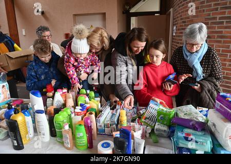 ©PHOTOPQR/OUEST FRANCE/Franck Dubray ; Denée ; 11/03/2022 ; pour fuir la guerre en Ukraine , 46 réfugiés ukrainens originaux de Lviv sont arrimés à Dénée (49) après deux jours de voyage par voiture . Ils ont été ensuite accueillis par des familles angevines. (Photo Franck Dubray) - Denee, France, mars 11th 2022 arrivée de réfugiés ukrainiens à Denee Banque D'Images