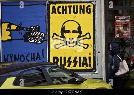 ©PHOTOPQR/L'EST REPUBLICAIN/ALEXANDRE MARCHI ; VARSOVIE ; 11/03/2022 ; GUERRE EN UKRAINE - CONFLIT - RUSSIE - POUTINE - POUTINE - AFFICHE - LA GUERRE EN EUROPE - SS. Varsovie 11 mars 2022. Une personne passe près d'une affiche anti-Poutine montée sur un mur, de la rue Nowogrodzka, avec l'inscription suivante 'Achtung Russia (Vladimir Poutine repré en tête de mort)'. PHOTO Alexandre MARCHI. Varsovie (POLOGNE) 11 mars 2022. Une personne passe devant une affiche anti-Poutine sur un mur dans la rue Nowogrodzka avec l'inscription suivante: 'Achtung Russie (Vladimir Poutine représenté comme un crâne) Banque D'Images