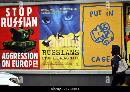 ©PHOTOPQR/L'EST REPUBLICAIN/ALEXANDRE MARCHI ; VARSOVIE ; 11/03/2022 ; GUERRE EN UKRAINE - CONFLIT - RUSSIE - POUTINE - POUTINE - AFFICHE - LA GUERRE EN EUROPE - SS. Varsovie 11 mars 2022. Affiches anti-Poutine collées sur un mur, de la rue Nowogrodzka, avec les inscriptions suivantes 'stop Russian (tank) agression on Europe !', 'les Russes cessent de tuer les enfantss' et 'mis en cage !'. PHOTO Alexandre MARCHI. Varsovie (POLOGNE) 11 mars 2022. Une personne passe devant une affiche anti-Poutine sur un mur dans la rue Nowogrodzka avec l'inscription suivante: 'Achtung Russie (Vladimir Poutine représenté comme un crâne) Banque D'Images