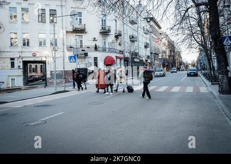 ©Adrien Vautier / le Pictorium/MAXPPP - Kiev 28/02/2022 Adrien Vautier / le Pictorium - 28/2/2022 - Ukraine / Kiev - Lundi 28 fevrier, des civils fuient la ville de Kiev. / 28/2/2022 - Ukraine / Kiev - lundi 28 février, des civils fuient la ville de Kiev. Banque D'Images