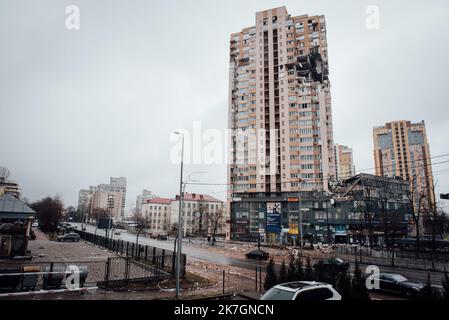 ©Adrien Vautier / le Pictorium/MAXPPP - Kiev 02/03/2022 Adrien Vautier / le Pictorium - 2/3/2022 - Ukraine / Kiev - un immeuble a Kiev de au debut de la guerre. / 2/3/2022 - Ukraine / Kiev - Un bâtiment à Kiev a bombardé au début de la guerre. Banque D'Images